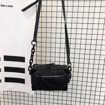 Ανδρική τετράγωνη τσάντα με μεταλλική αλυσίδα και φερμουάρ
