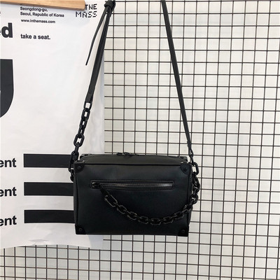 Ανδρική τετράγωνη τσάντα με μεταλλική αλυσίδα και φερμουάρ