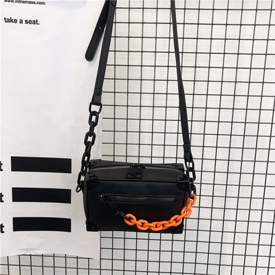 Ανδρική τετράγωνη τσάντα με μεταλλική αλυσίδα και φερμουάρ