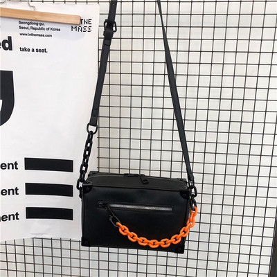 Ανδρική τετράγωνη τσάντα με μεταλλική αλυσίδα και φερμουάρ