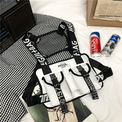 Férfi táska zsebekkel és csatokkal