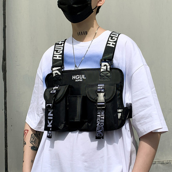 Férfi táska zsebekkel és csatokkal