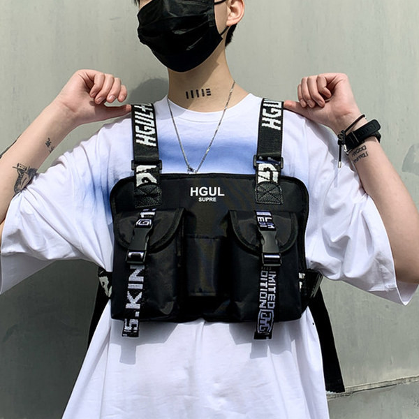 Férfi táska zsebekkel és csatokkal