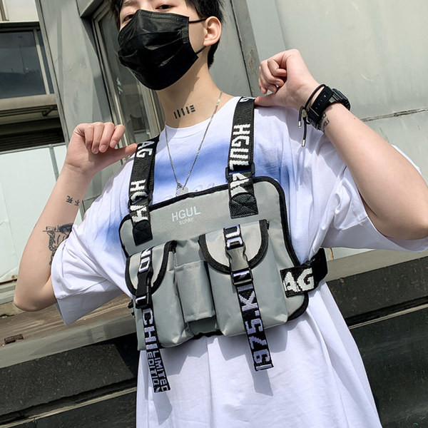 Férfi táska zsebekkel és csatokkal