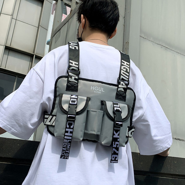 Férfi táska zsebekkel és csatokkal