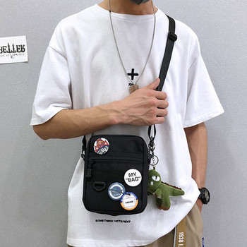 Мъжка чанта с дълга дръжка и значки