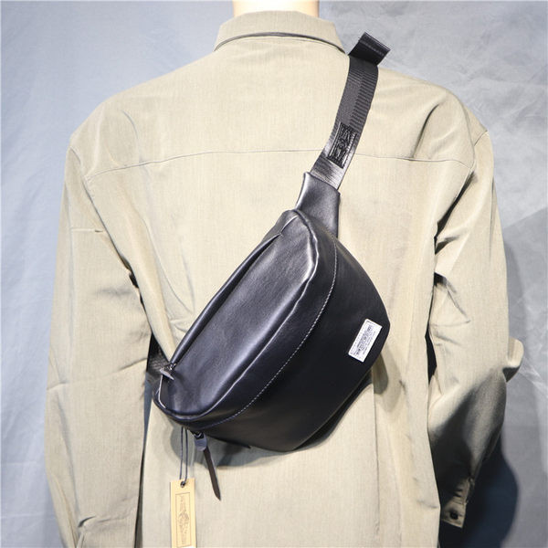 Moderna vīriešu soma no eko ādas ar rāvējslēdzēju pār plecu