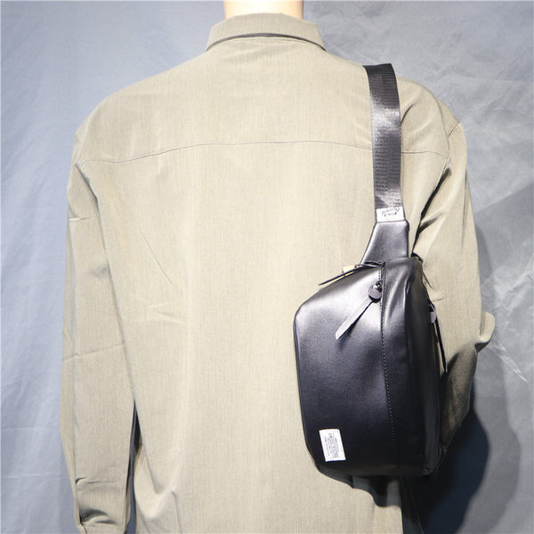 Moderna vīriešu soma no eko ādas ar rāvējslēdzēju pār plecu