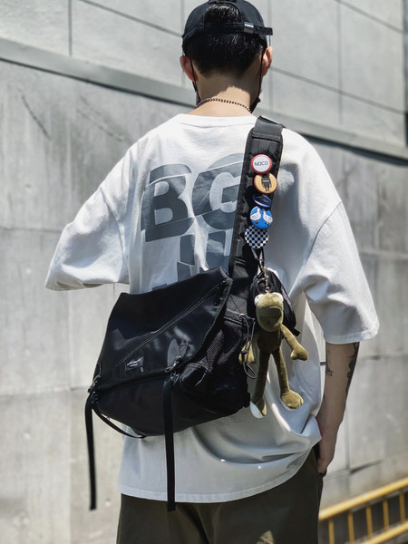 Liela tekstila soma ar plastmasas aizdari - vīriešiem