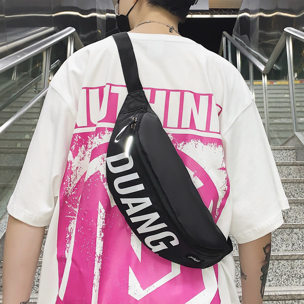 Vīriešu ikdienas soma ar rāvējslēdzēju un uzrakstu