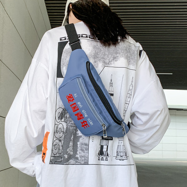 Ikdienas soma ar uzrakstu un rāvējslēdzējiem