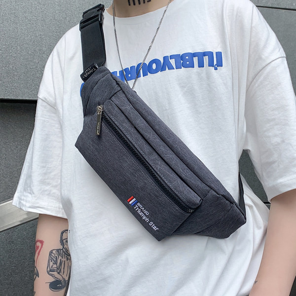 Vīriešu soma ar rāvējslēdzēju un uzrakstiem