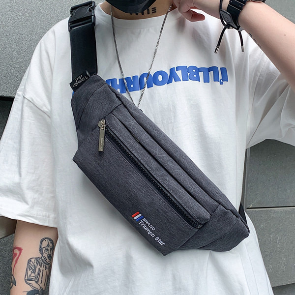 Vīriešu soma ar rāvējslēdzēju un uzrakstiem