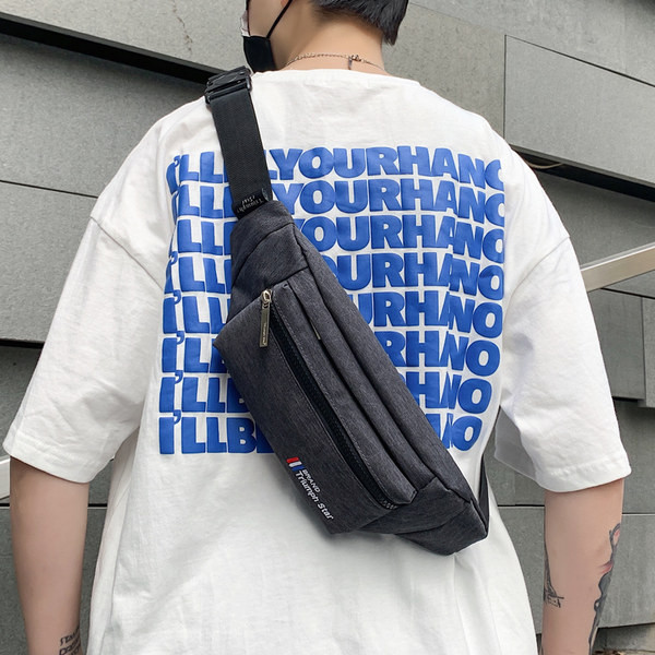 Vīriešu soma ar rāvējslēdzēju un uzrakstiem