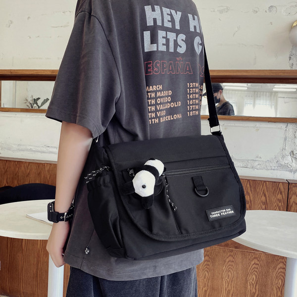 Nagyméretű textil válltáska férfiaknak