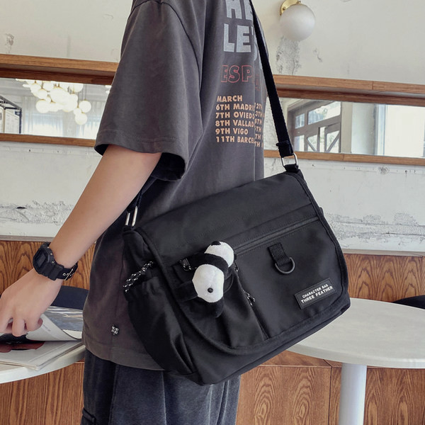 Nagyméretű textil válltáska férfiaknak