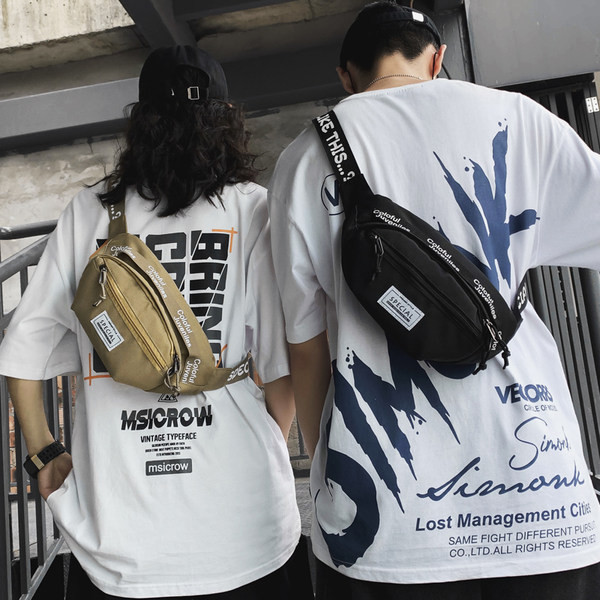 Μια μικρή  τσάντα με επιγραφές τύπου 