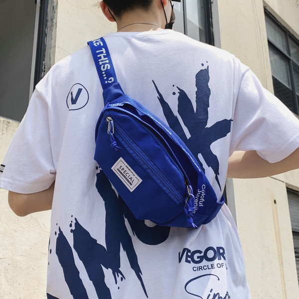 Μια μικρή  τσάντα με επιγραφές τύπου 