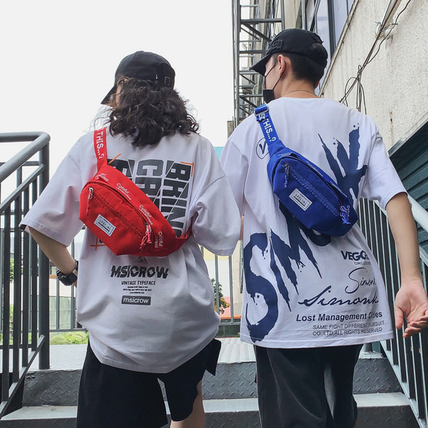 Μια μικρή  τσάντα με επιγραφές τύπου 