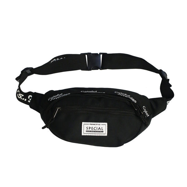 Μια μικρή  τσάντα με επιγραφές τύπου 