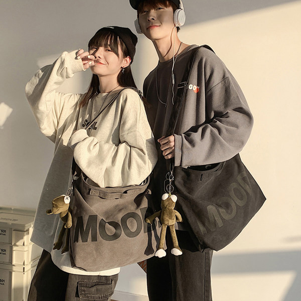 Vīriešu audekla soma ar uzrakstu pār plecu