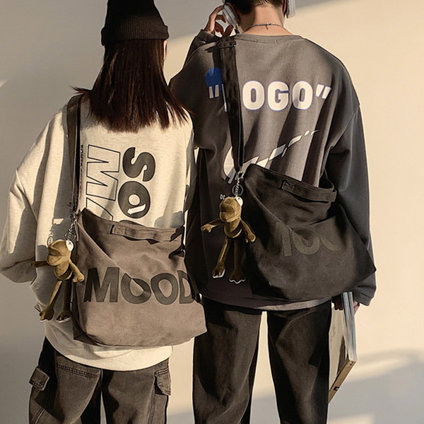 Vīriešu audekla soma ar uzrakstu pār plecu