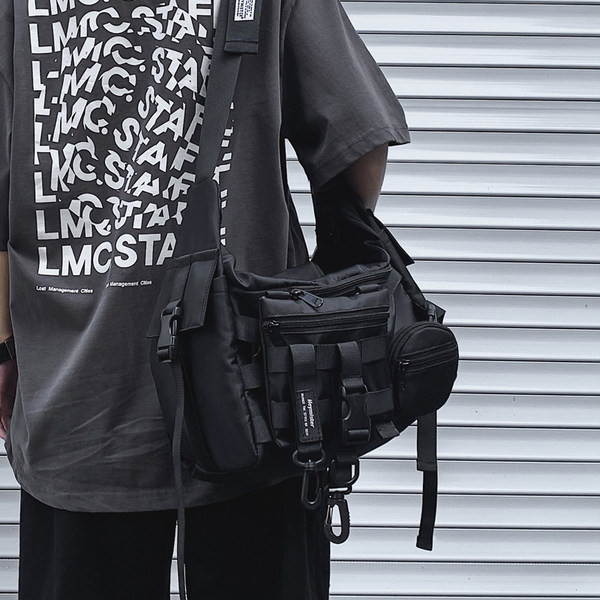 Meeste tekstiilist taskutega õlakott