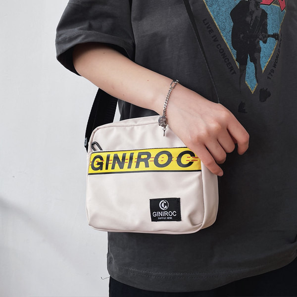 Ikdienas soma ar uzrakstu un garu rokturi vīriešiem