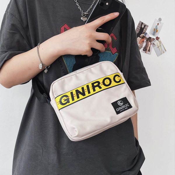 Ikdienas soma ar uzrakstu un garu rokturi vīriešiem