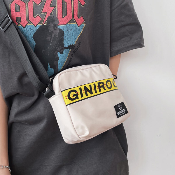 Ikdienas soma ar uzrakstu un garu rokturi vīriešiem