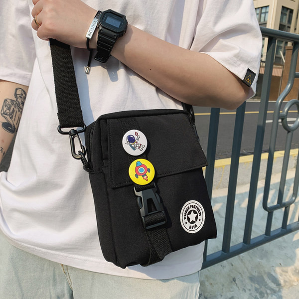 Alkalmi táska csattal és kitűzőkkel