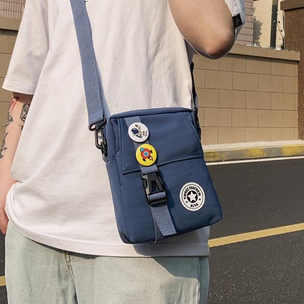 Alkalmi táska csattal és kitűzőkkel