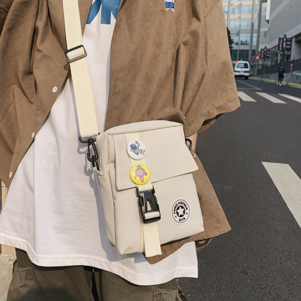 Alkalmi táska csattal és kitűzőkkel