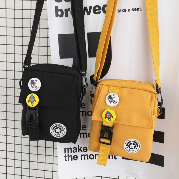 Alkalmi táska csattal és kitűzőkkel