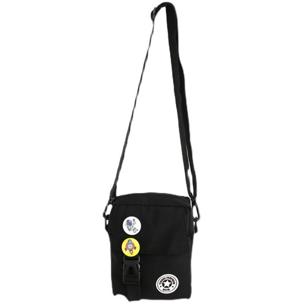 Alkalmi táska csattal és kitűzőkkel