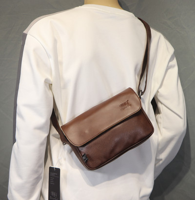 Eko bőrből készült alkalmi férfi táska vállfogantyúval, fekete színben