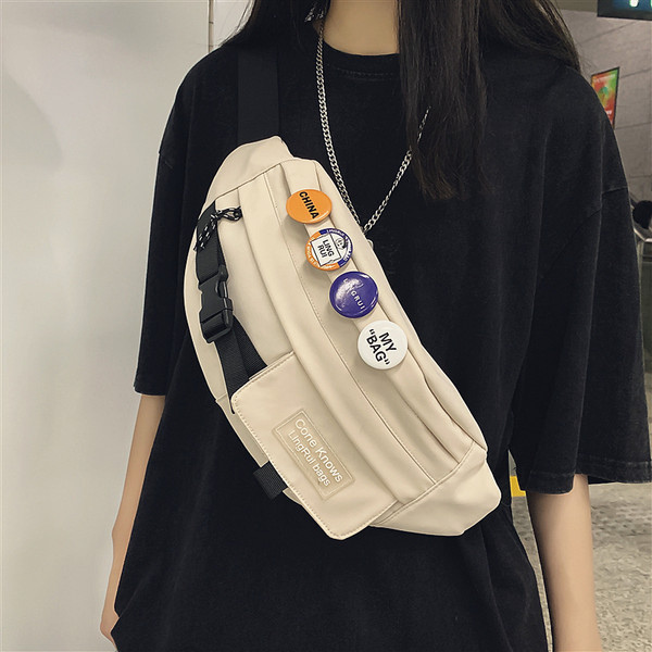 Meeste tekstiilist kott rinnamärkide ja lukuga