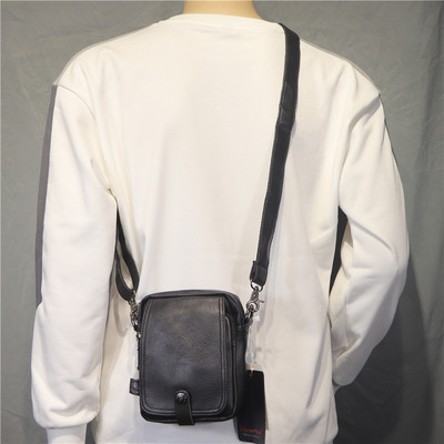 Uus mudel nahast meeste punk õlakangaga