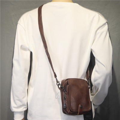 Uus mudel nahast meeste punk õlakangaga