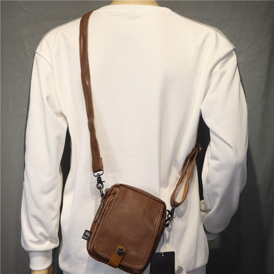 Uus mudel nahast meeste punk õlakangaga