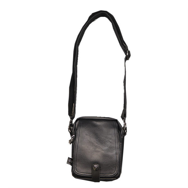 Uus mudel nahast meeste punk õlakangaga