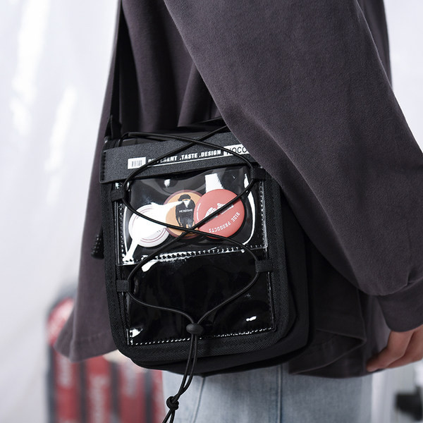 Jauna modeļa vīriešu kvadrātveida soma ar uzrakstu un nozīmītēm