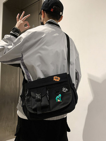 Текстилна чанта през рамо с джоб и пластмасова закопчалка