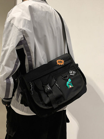 Текстилна чанта през рамо с джоб и пластмасова закопчалка