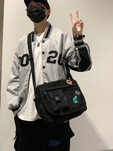 Plecu soma ar plastmasas kabatu un plastmasas aizdari