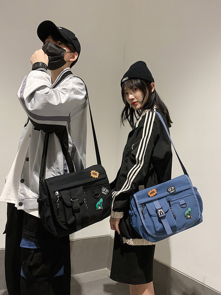 Plecu soma ar plastmasas kabatu un plastmasas aizdari