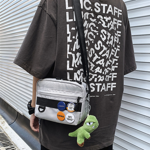 Kvadrātveida tekstila soma ar nozīmītēm vīriešiem