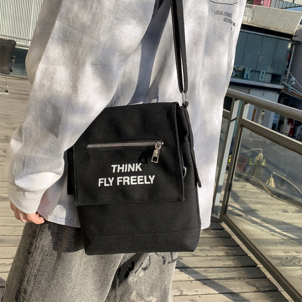 Vīriešu plecu soma ar uzrakstiem un rāvējslēdzēju