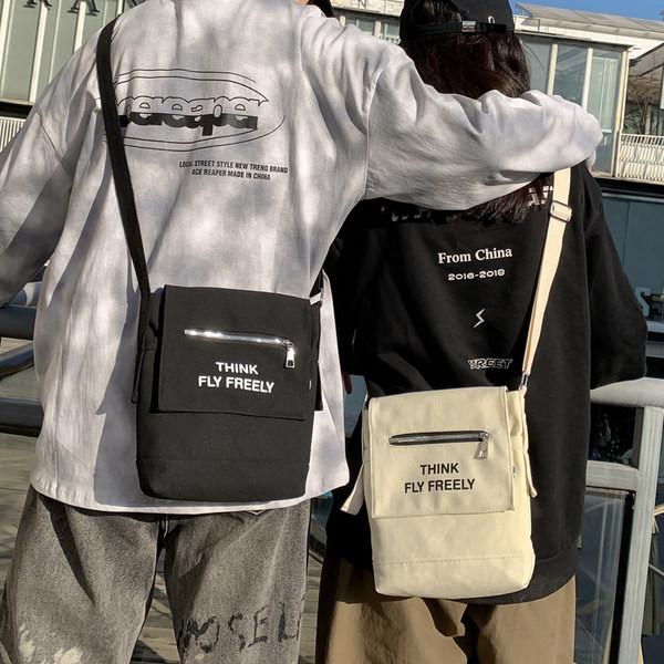 Vīriešu plecu soma ar uzrakstiem un rāvējslēdzēju