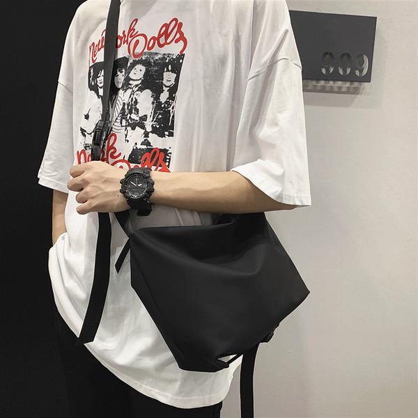 Vīriešu somas vienkāršs modelis un rāvējslēdzēja aizdare